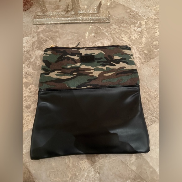 ❤️EUC❤️ Funky Monkey Camouflage and Black Clutch Bag - Picture 8 of 8